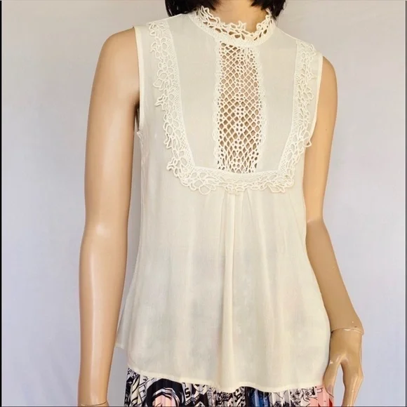 𝅺Sleeveless cream lace top - Picture 2 of 5